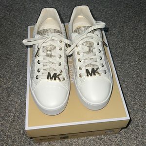 Michael Kors Poppy lace up sneakers. 5.5